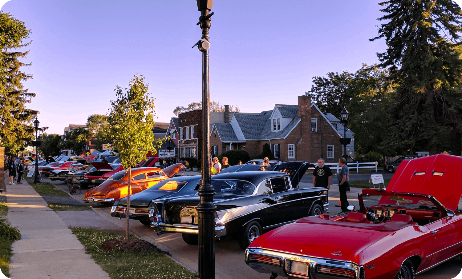 Cruise Nights along Oak Park Avenue